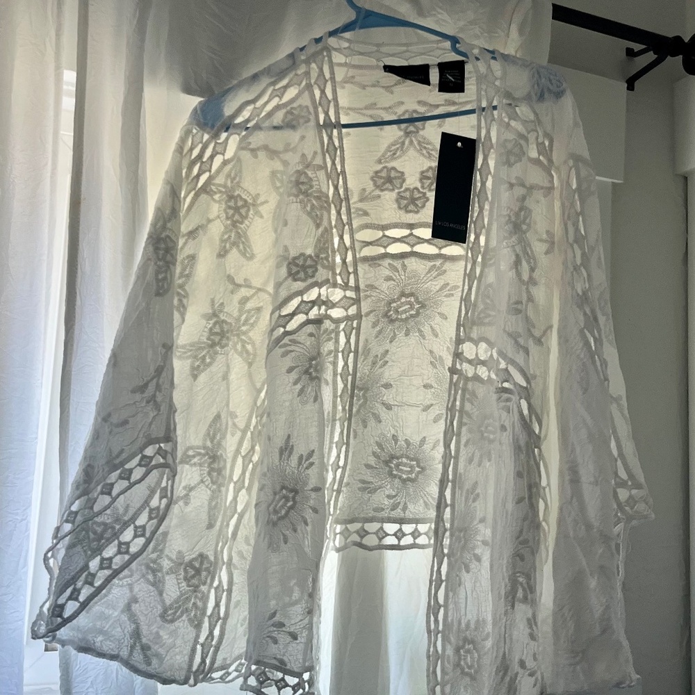 LIV Los Angeles Cropped Cut Lace Kimono / Shrug/ Cover up Beautiful NWT 1X